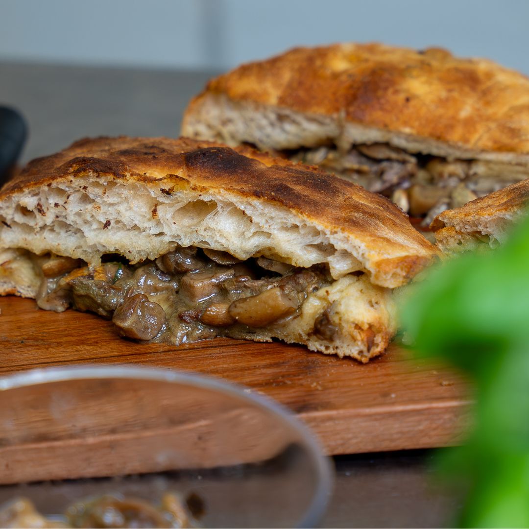 Pizza in pala con Salsicce e Funghi Porcini