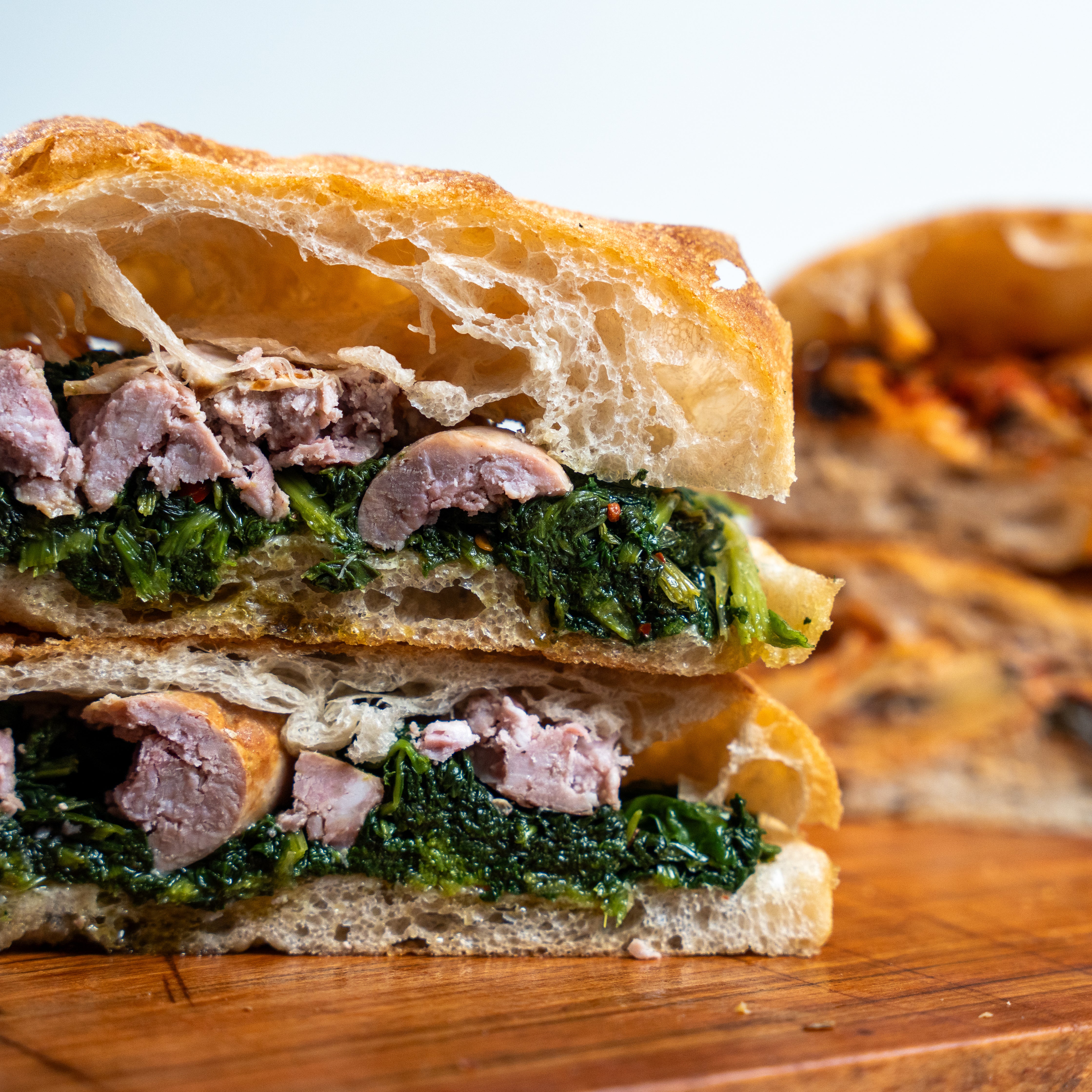 Pizza nel rutiello con Friarielli e Salsicce